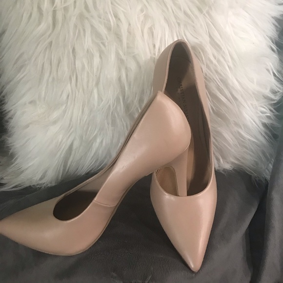 Shoes - Nude size 10 classic pump💋4 for $70